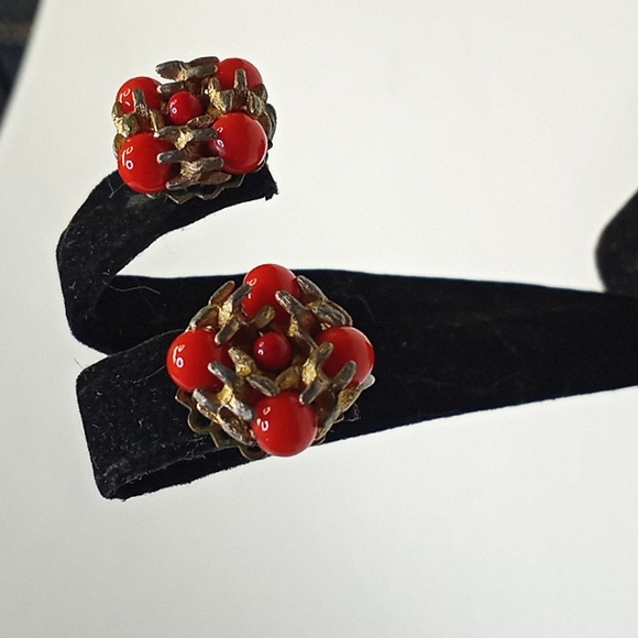 SuPer Rare c1940s VOGUE Gold Tone Red-Orange Coral Lucite Bead Clip Earring - Picture 2 of 16